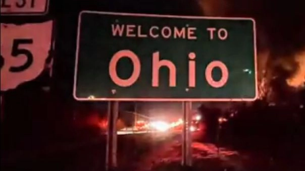 Incidente in Ohio, a Palestine treno deraglia e prende fuoco: pieno di sostanze chimiche