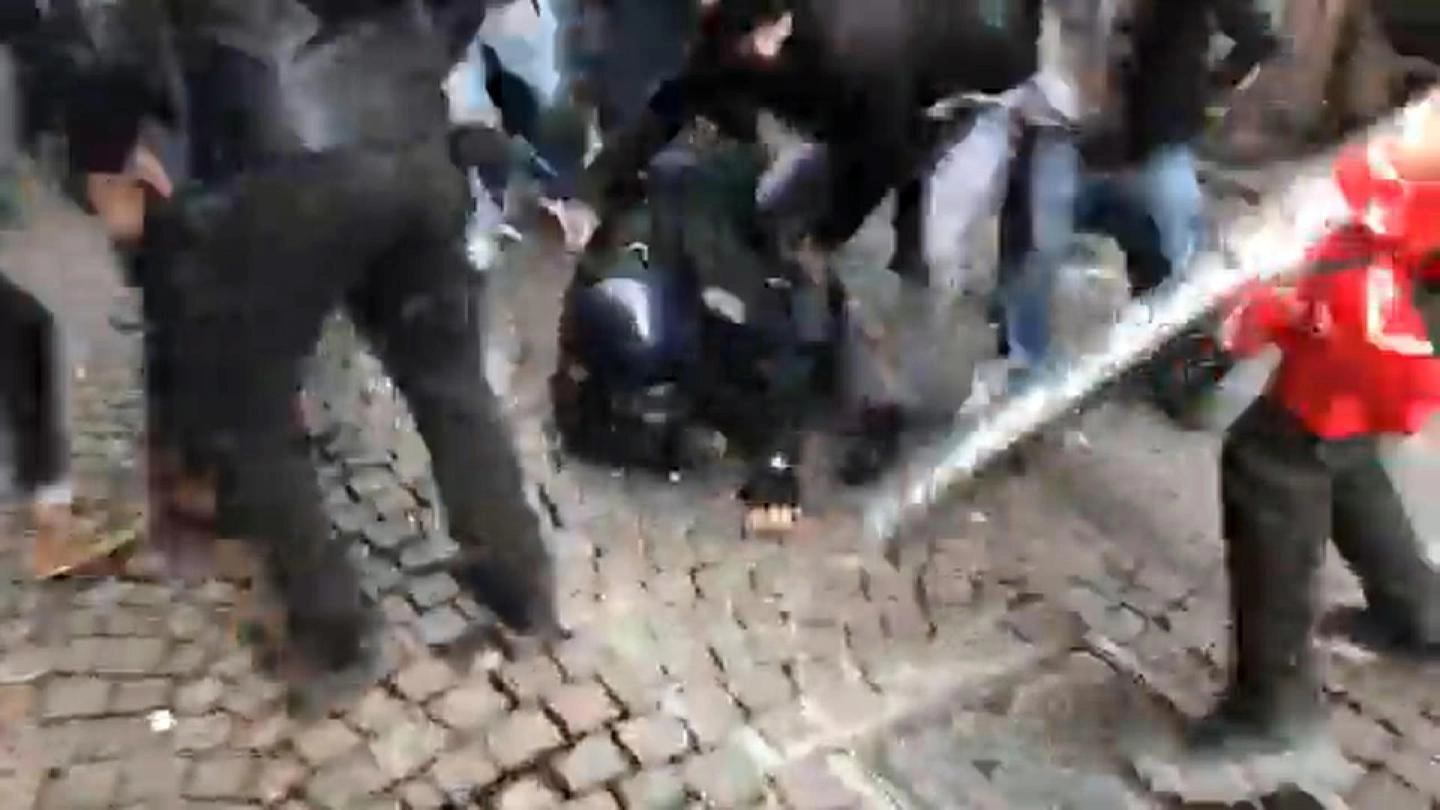 Carabiniere ferito a Piacenza, un momento degli scontri (Ansa)