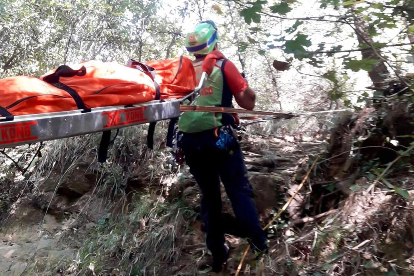 Il corpo del giovane escursionista ucciso dalla fucilata  (Ansa)
