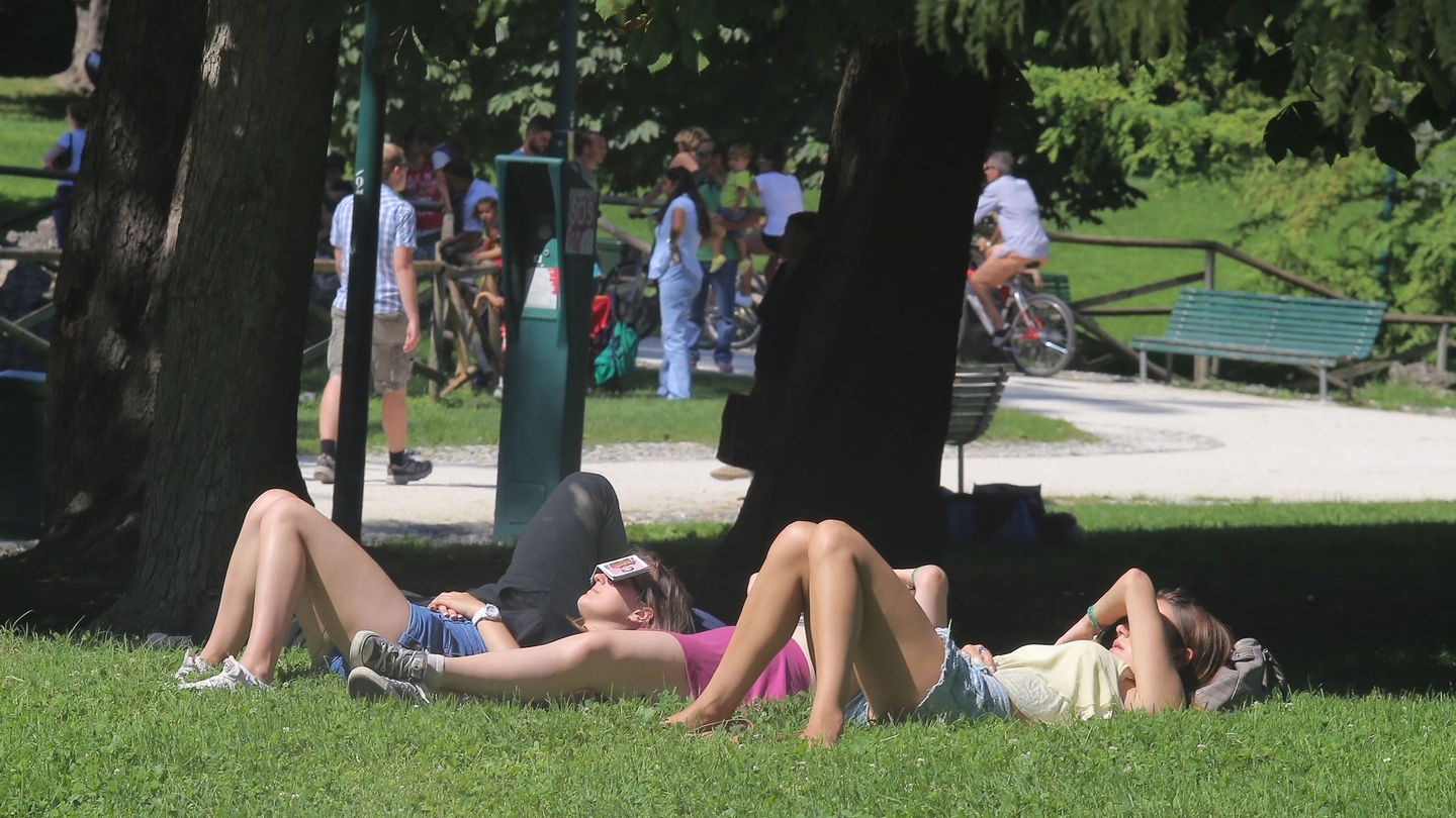 Sole a Milano: è assalto ai parchi (Newpresse)