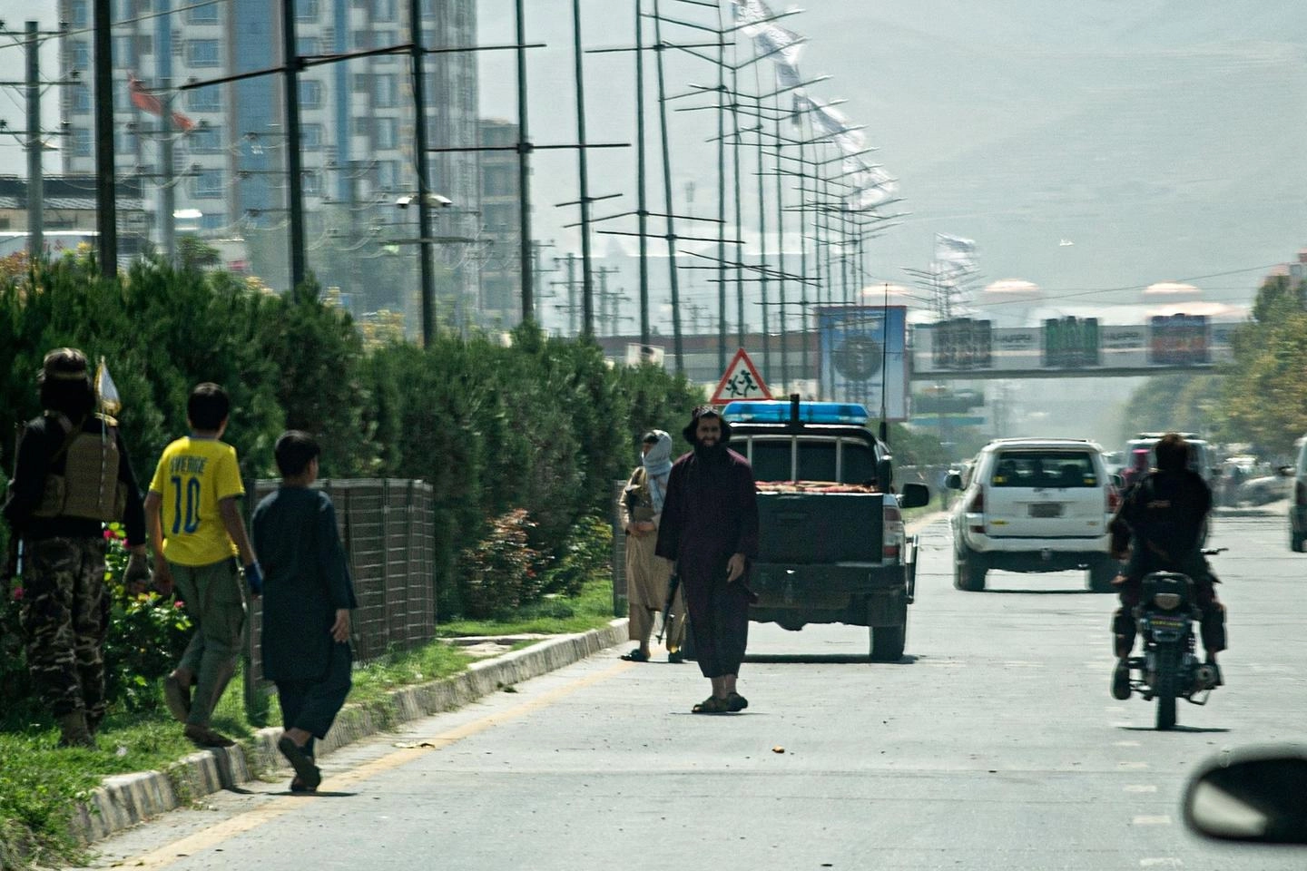 Guardie talebane nei pressi dell'ambasciata russa dopo l'attentato kamikaze (Ansa) 
