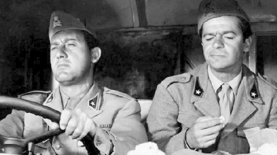 Alberto Sordi e Serge Reggiani nel film di Comencini “Tutti a casa” (1960)