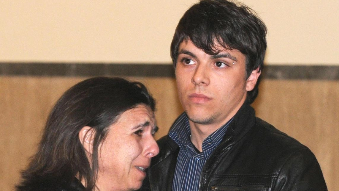 Rosaria Palermo in lacrime abbraccia il figlio Daniele Natale Micale (Ansa)