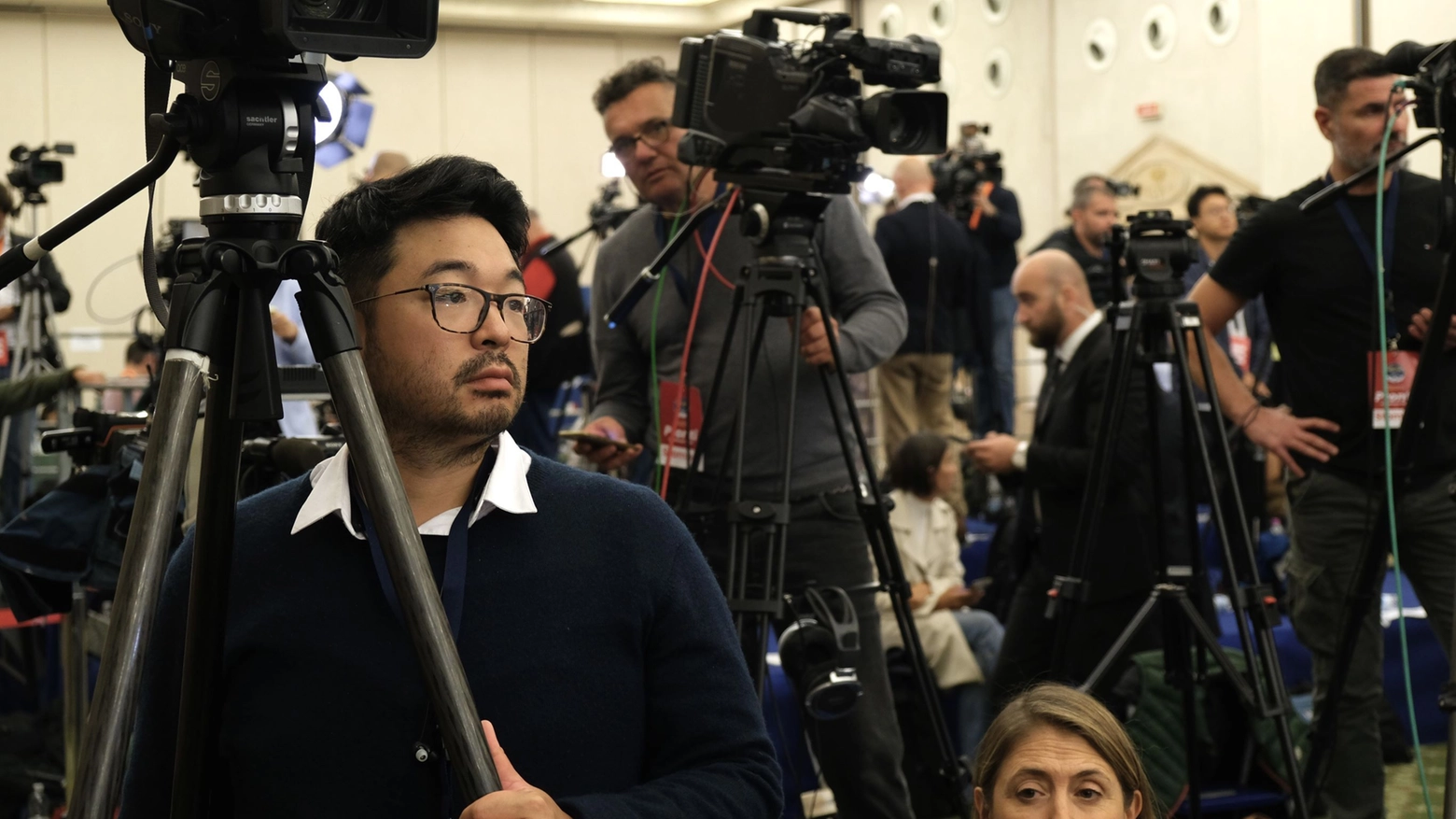 Giornalisti giapponesi in attesa di Giorgia Meloni