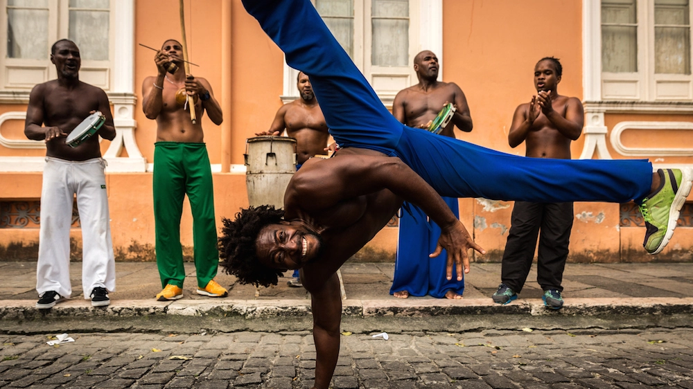 Un ballerino di capoeira per le strade di Bahia - foto felipefrazao istock