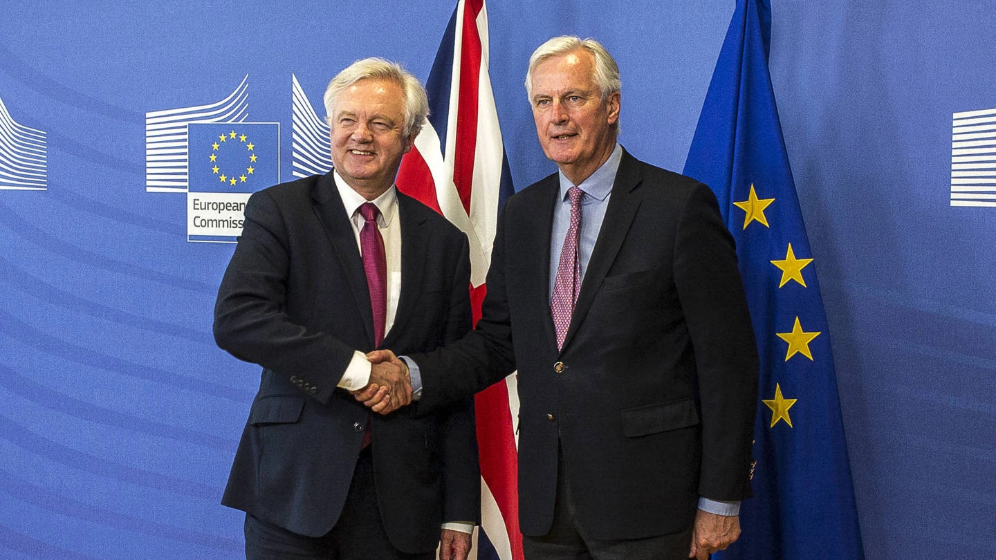 David Davis e Michel Barnier: iniziano i negoziati per la Brexit (Olycom)