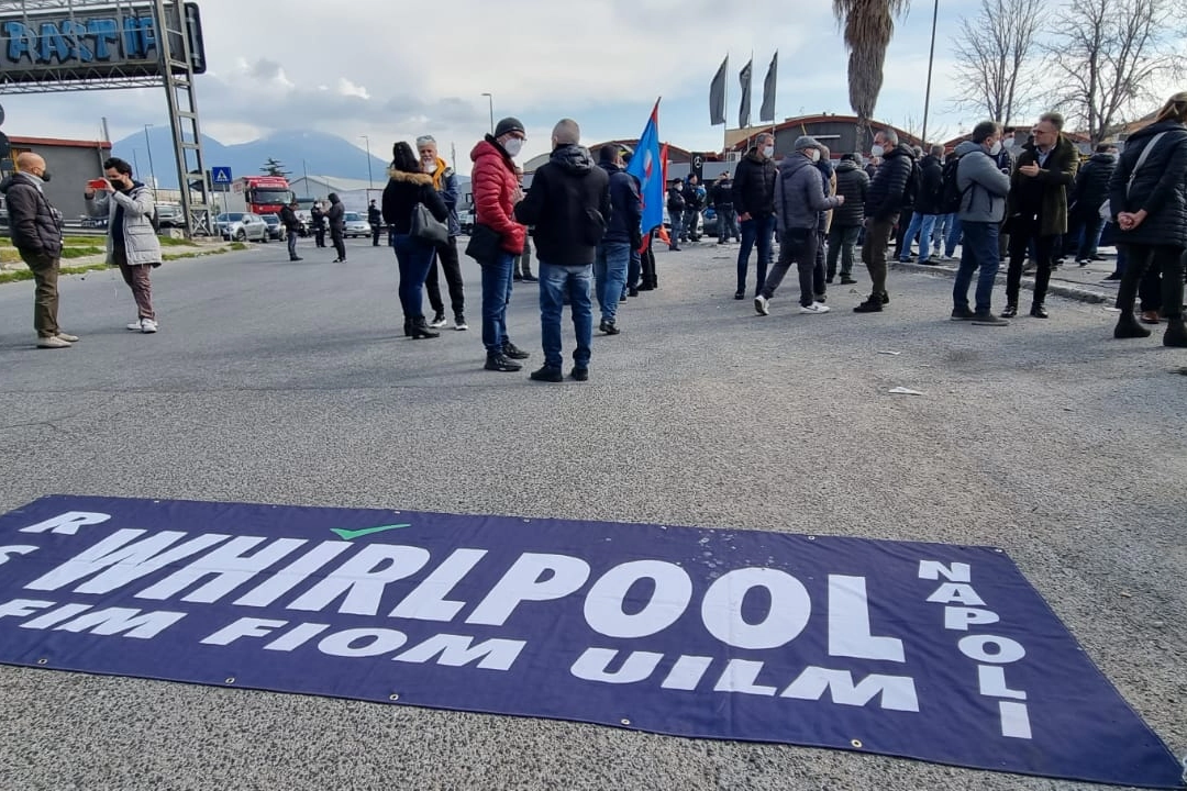 Whirlpool, una protesta dei lavoratori del sito di Napoli (immagini d'archivio)