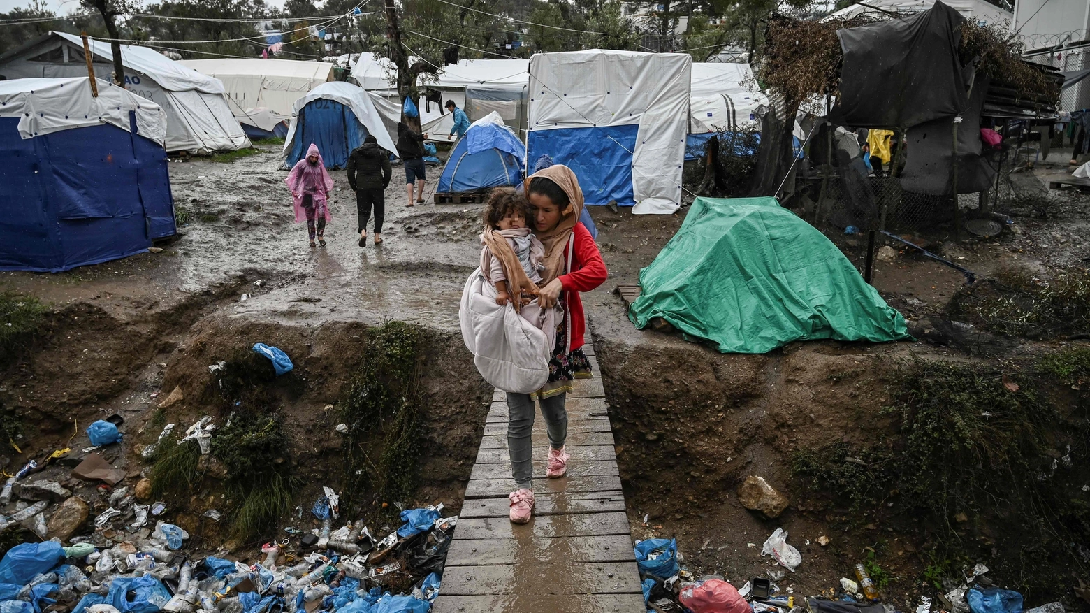 Migranti nel campo di Moria sull'isola di Lesbo, in Grecia (Lapresse)