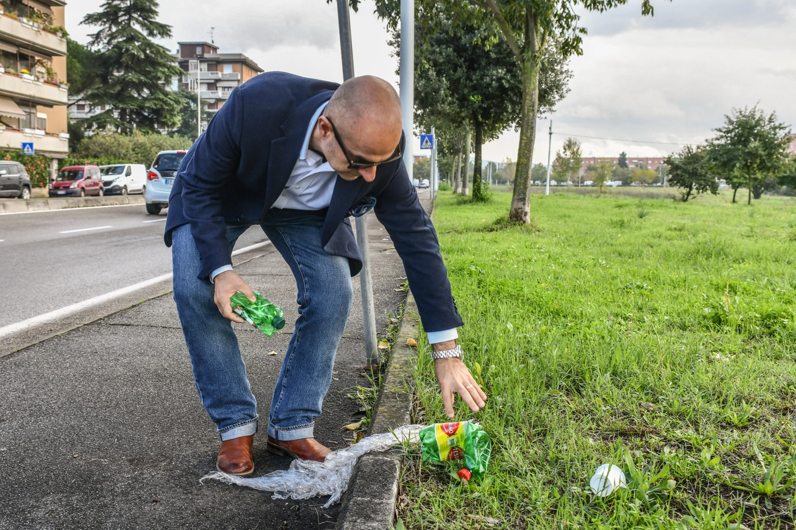 A Firenze, plastica abbandonata nel verde 
