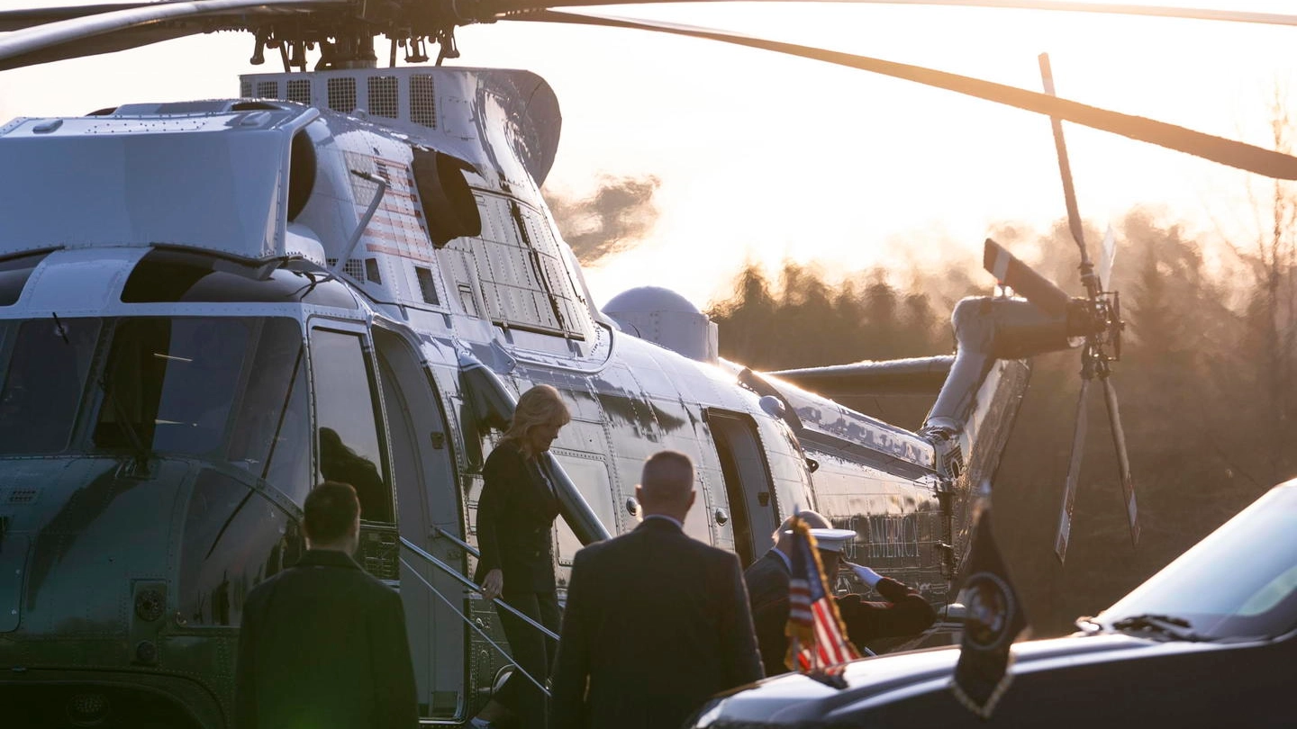 Jill Biden scende dal Marine One al Walter Reed National Military Medical Center (Ansa)