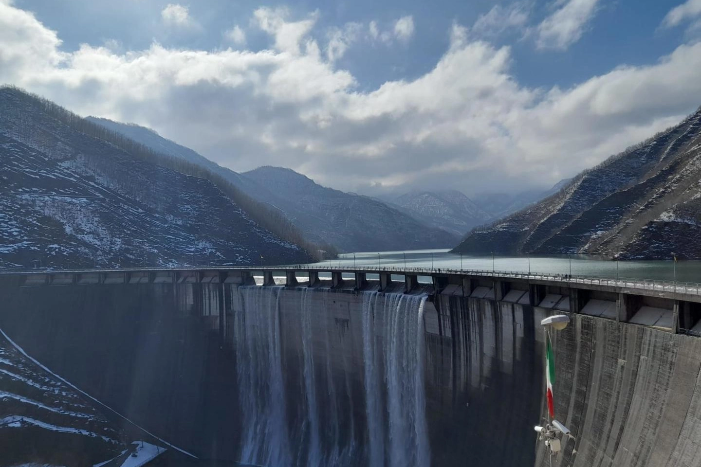La diga di Ridracoli, in questi giorni è tornata a tracimare dopo 2 anni (Ansa)