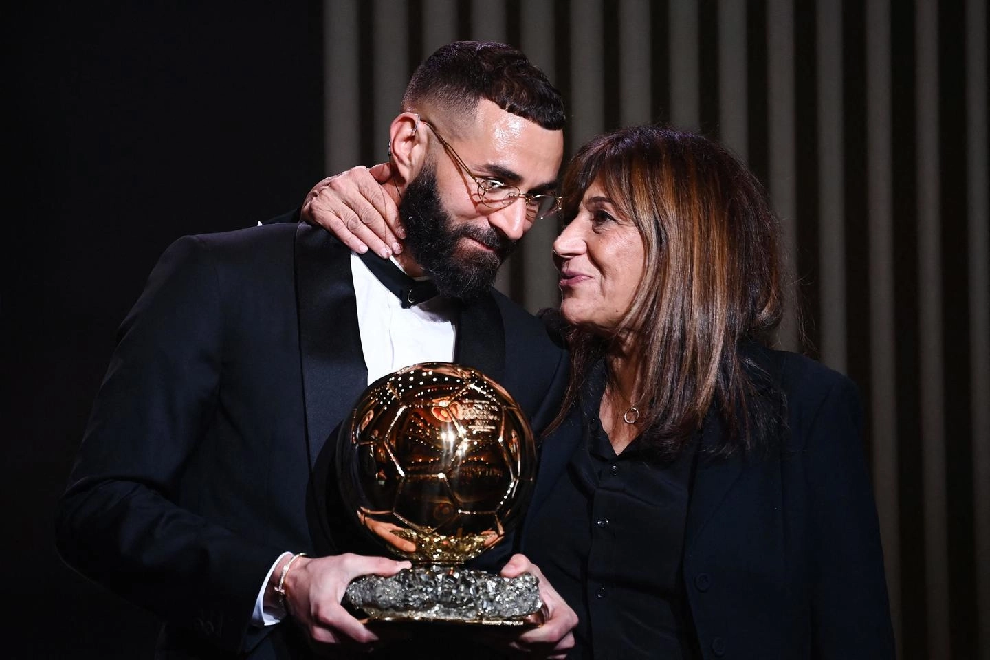 Karim Benzema premiato con il Pallone d'Oro insieme alla madre Malika (Ansa)