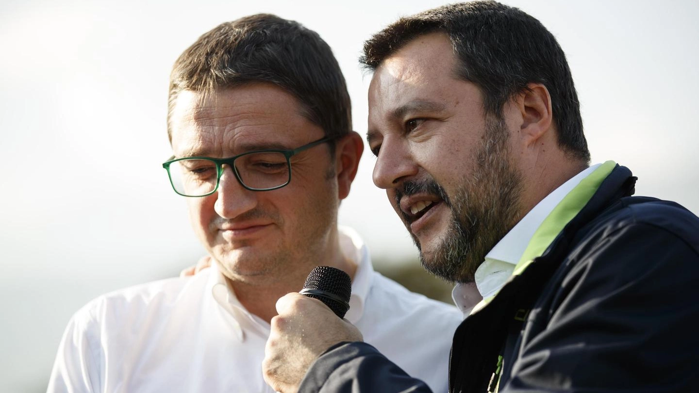 Matteo Salvini a un comizio con Maurizio Fugatti (Ansa)