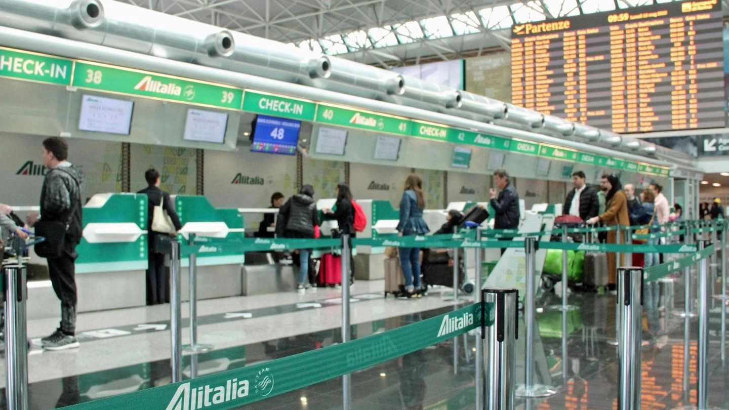 Passeggeri al check-in Alitalia a Fiumicino (Ansa)