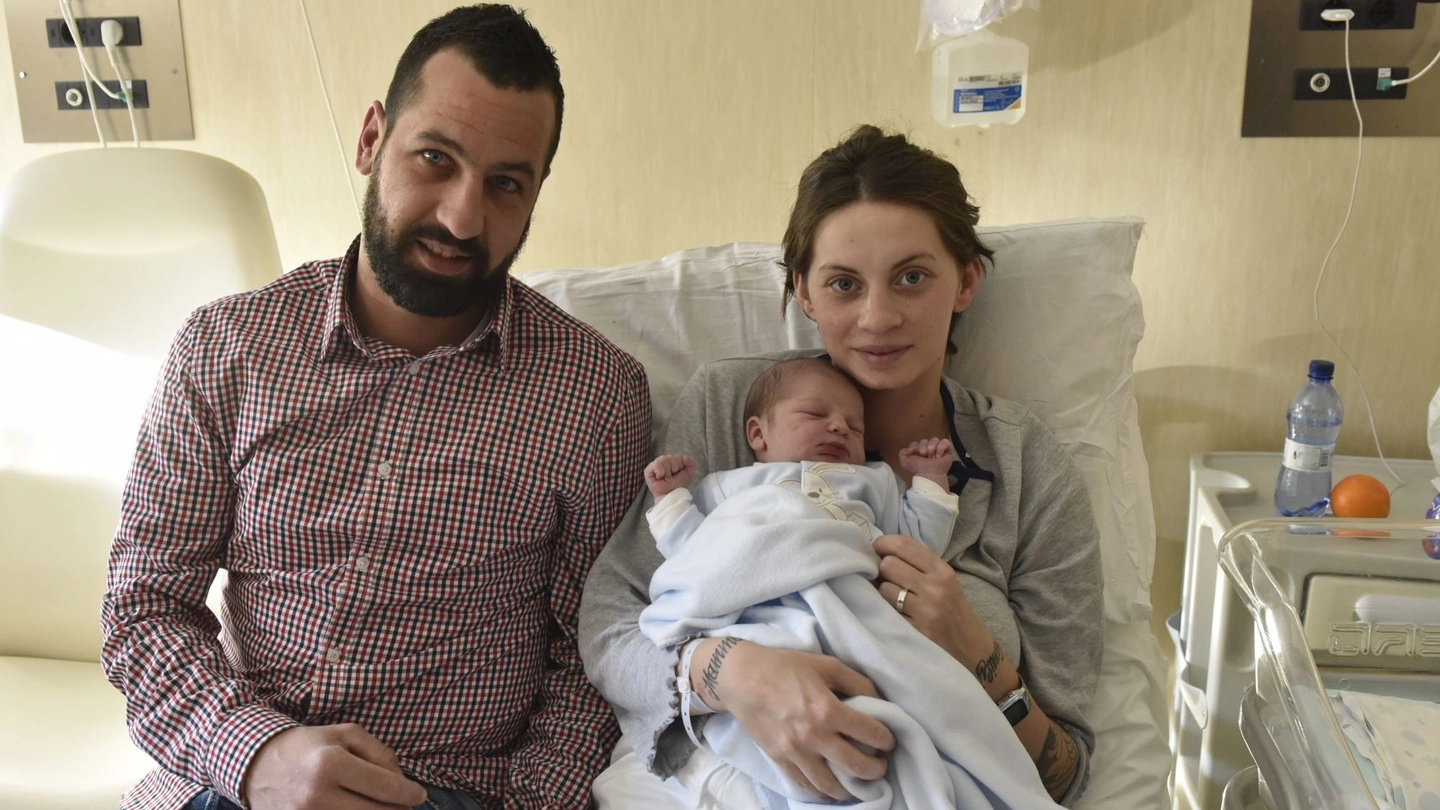 Il primo nato del 2015: Elia Ceccanti con i genitori (foto Novi)