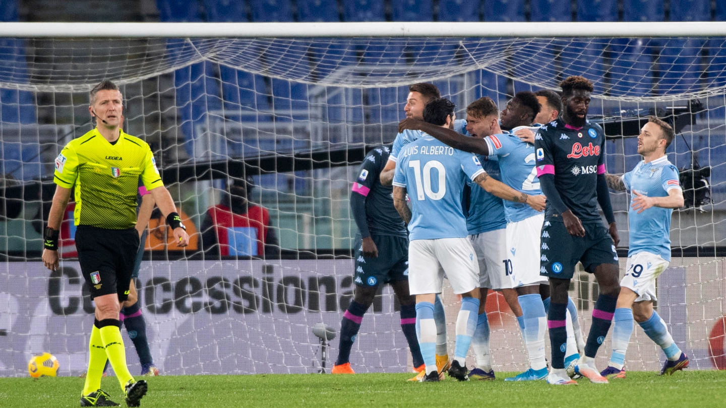 La Lazio esulta dopo il gol di Ciro Immobile contro il Napoli (Ansa)
