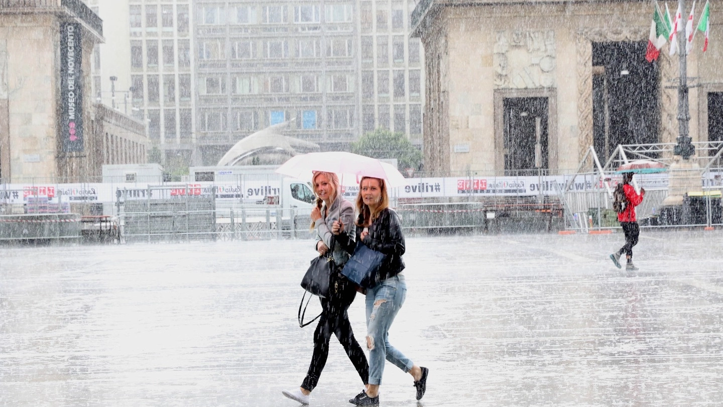 Pioggia e maltempo: tutti sotto l'ombrello (Newpress)