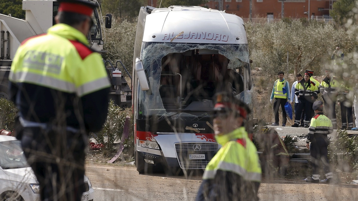 Spagna, il bus di studenti Erasmus distrutto (LaPresse)