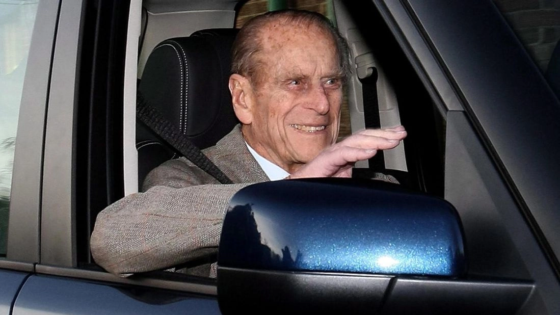 Il principe Filippo a 97 anni ha fatto un incidente d'auto: guidava lui
