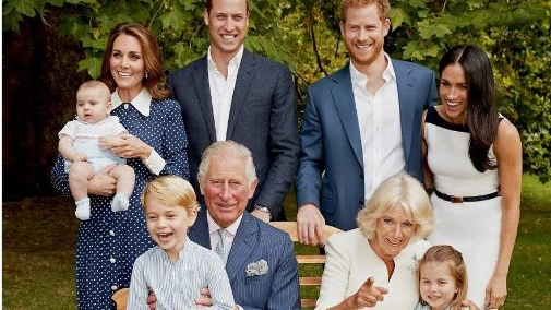 Foto di famiglia per i 70 anni del principe Carlo (Twitter)