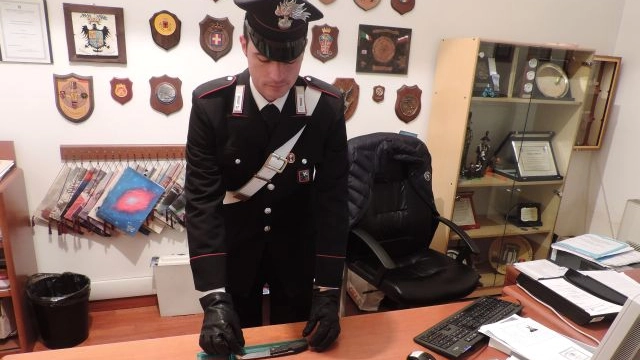 Il coltello sequestyrato dai carabinieri