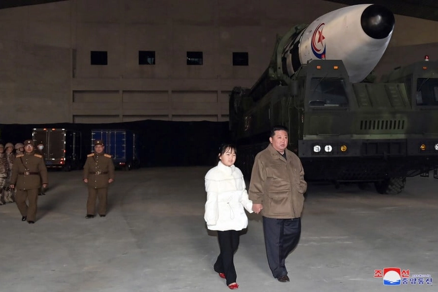 Kim Jong Un con la figlia (Kcna)