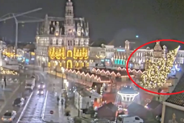 Oudenaarde (Belgio), il momento in cui l'albero di Natale cade sulla piazza