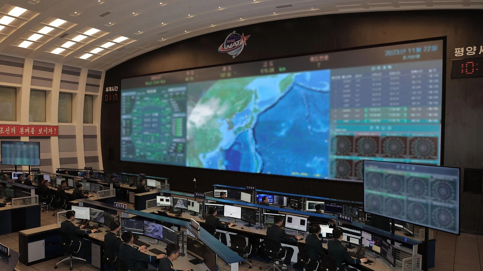 Una foto diffusa dall'agenzia di stato norcoreana mostrerebbe il centro di controllo all'interno del Diretterato di tecnologia aerospaziale al momento del lancio del satellite (Ansa)