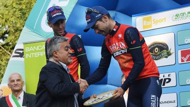 Gianpiero Calzolari premia il vincitore del 100° Giro dell'Emilia Giovanni Visconti