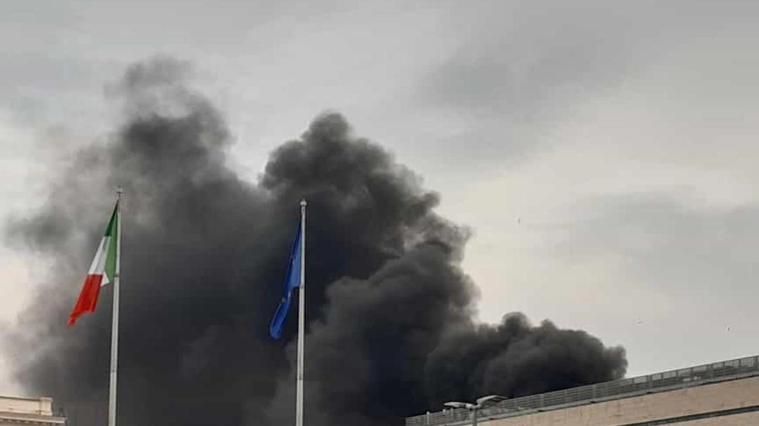 Una grande nube di fumo ha lambito nel pomeriggio la stazione Termini a Roma