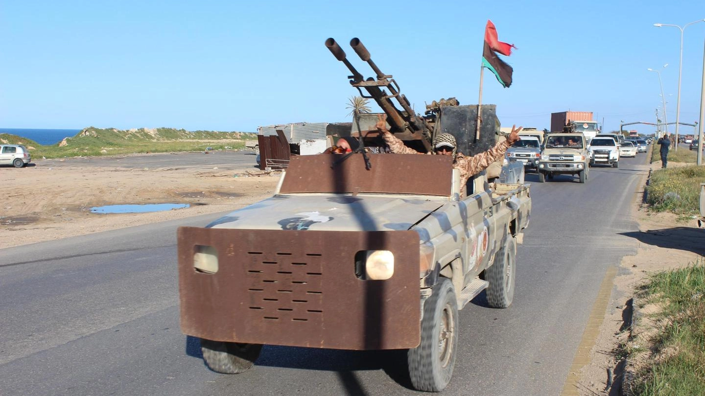 Veicoli militari delle forze di Misurata in marcia a difesa di Tripoli