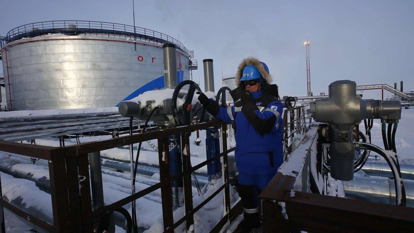 Un  lavoratore in un impianto Gazprom (AFP)
