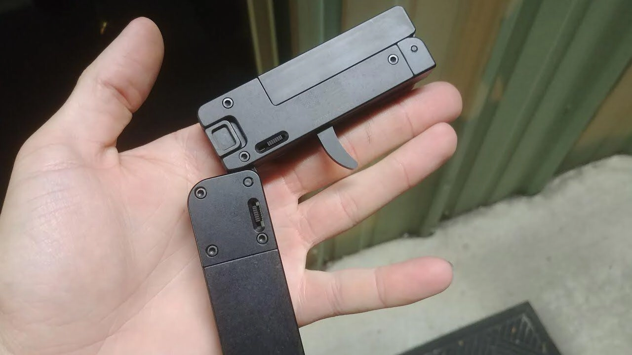 Lifecard 22, la pistola grande come una carta di credito (Ansa)