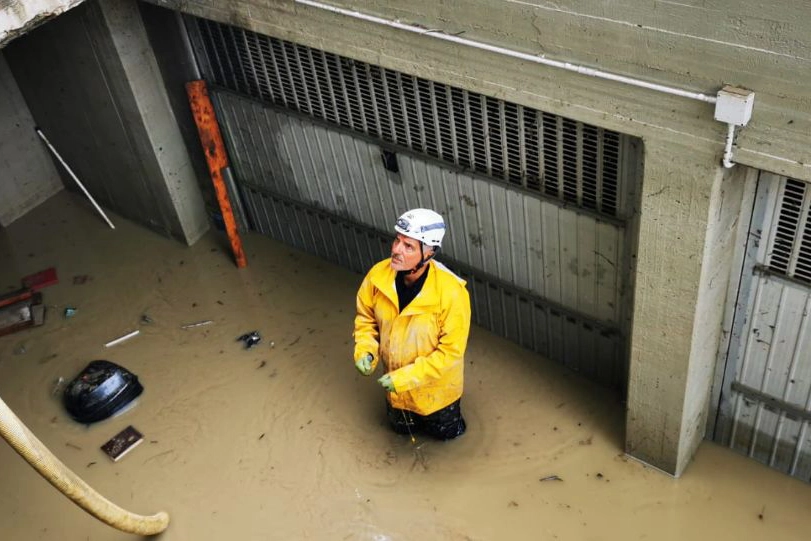 La Protezione civile all'opera durante l'alluvione