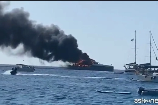 Lo yacht di Paolo Scudieri in fiame a Formentera (Askanews)