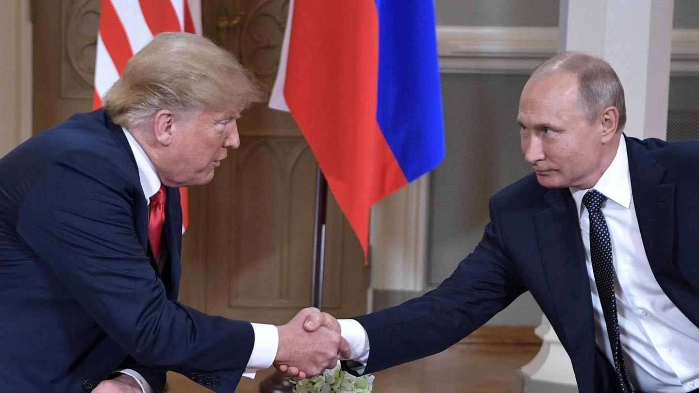 La stretta di mano fra Trump e Putin