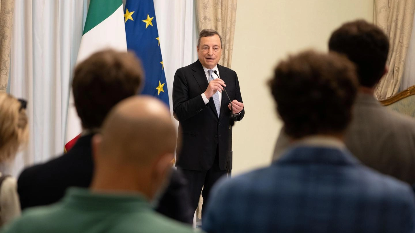 Il premier Mario Draghi in un saluto alla stampa a Palazzo Chigi (Ansa)