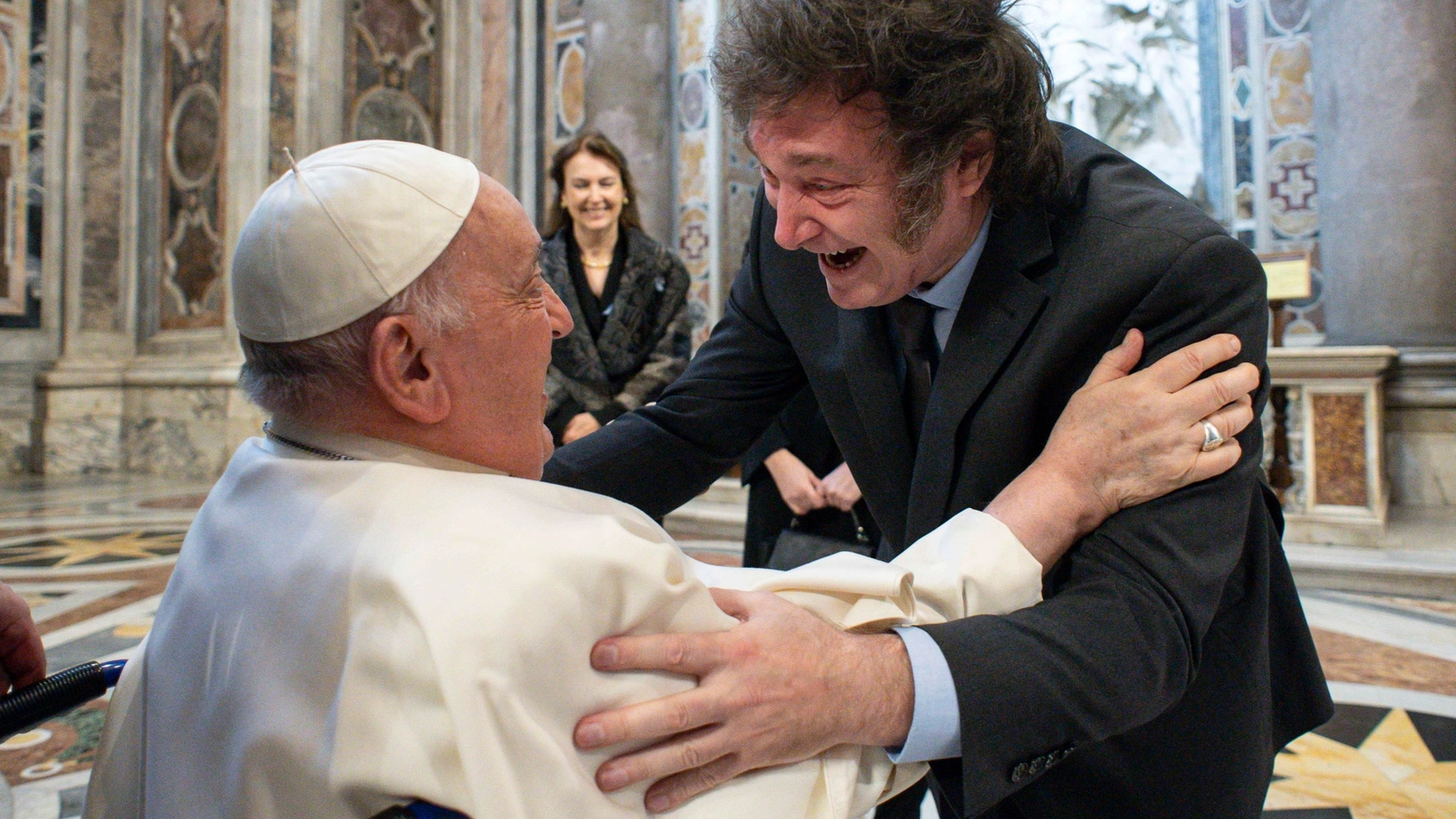 L'abbraccio tra Papa Francesco e il presidente Milei in San Pietro (Ansa)