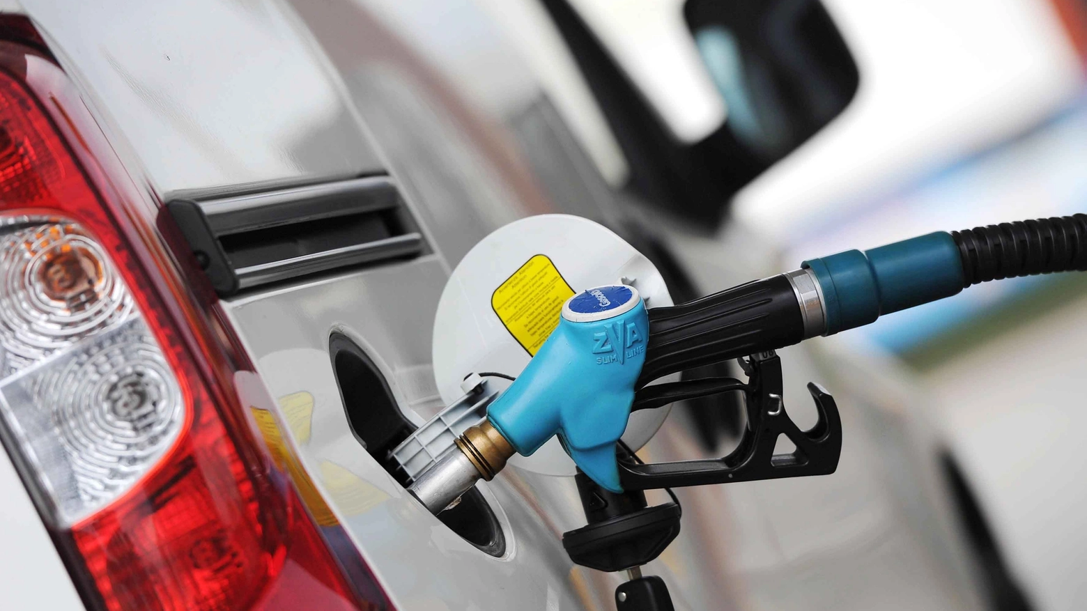 La proposta: abolizione del bollo auto e più accise sulla benzina (foto Fornasari)
