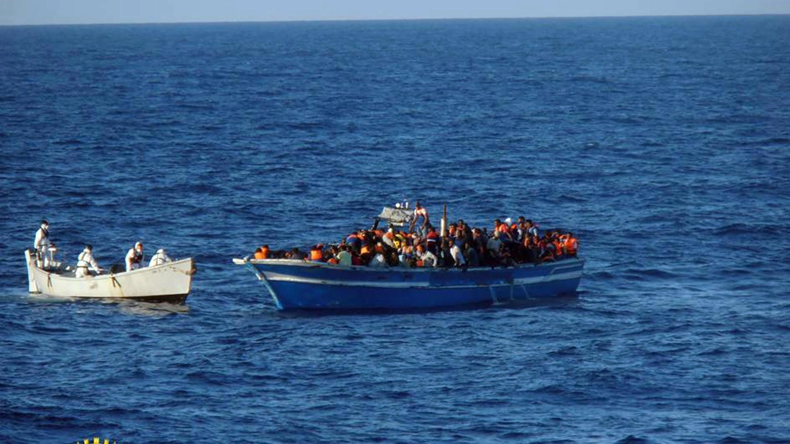 Migranti su un barcone (Ansa)