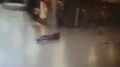 Il video dell'attentato a Istanbul, poliziotto ferma kamikaze (Twitter)