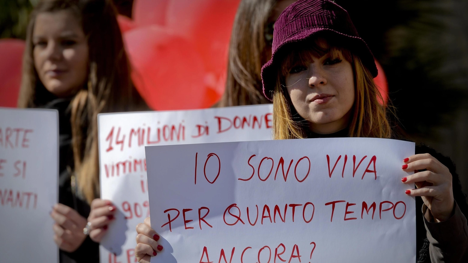 Flash mob a Napoli contro la violenza sulle donne (Ansa)