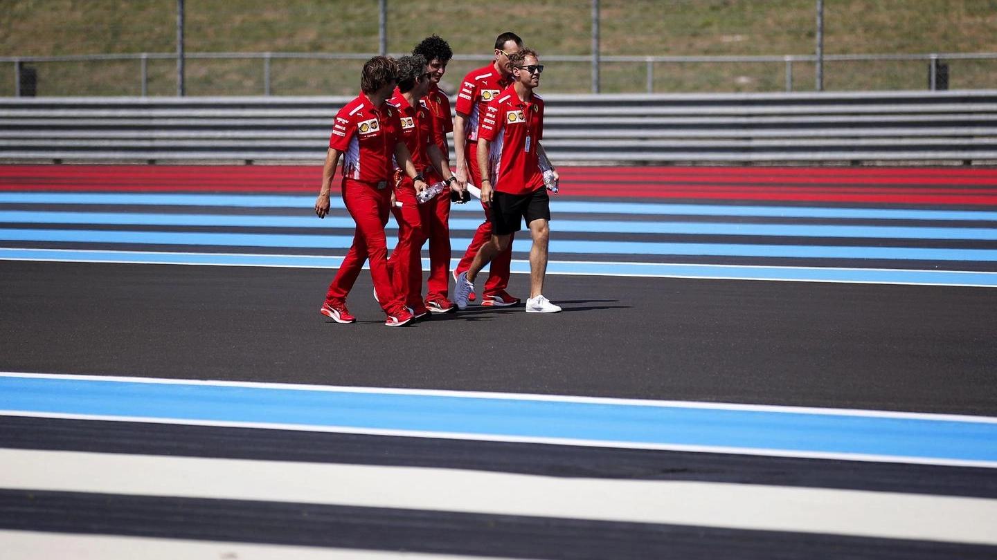 Gp di Francia, Vettel e il team Ferrari sul circuito di Le Castellet (Ansa)