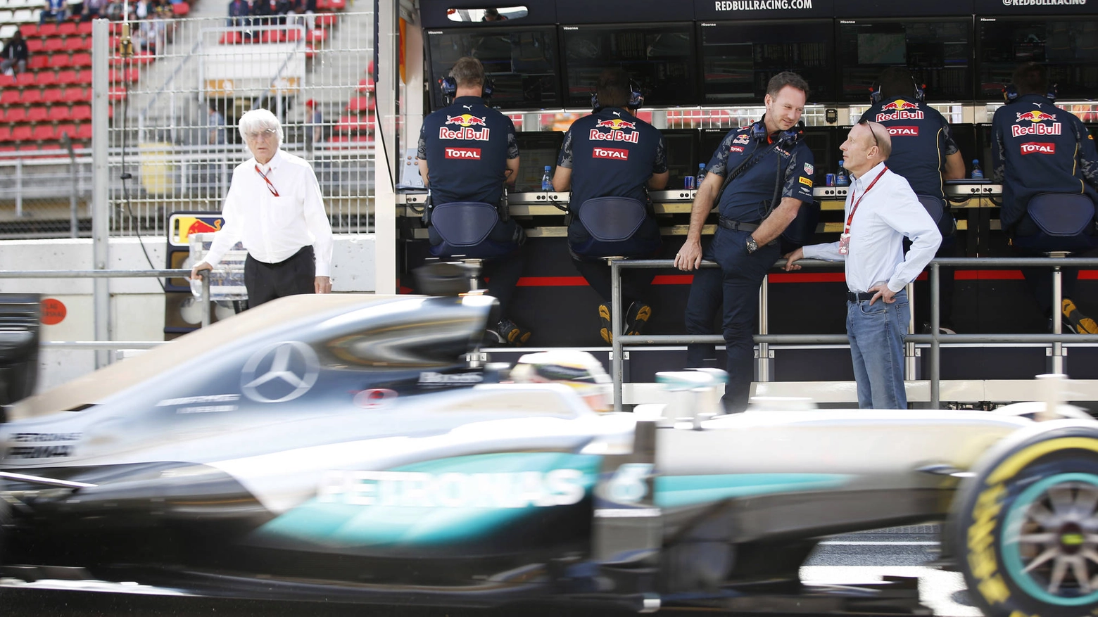 Ecclestone guarda Hamilton sfrecciare sulla Mercedes (Olycom)