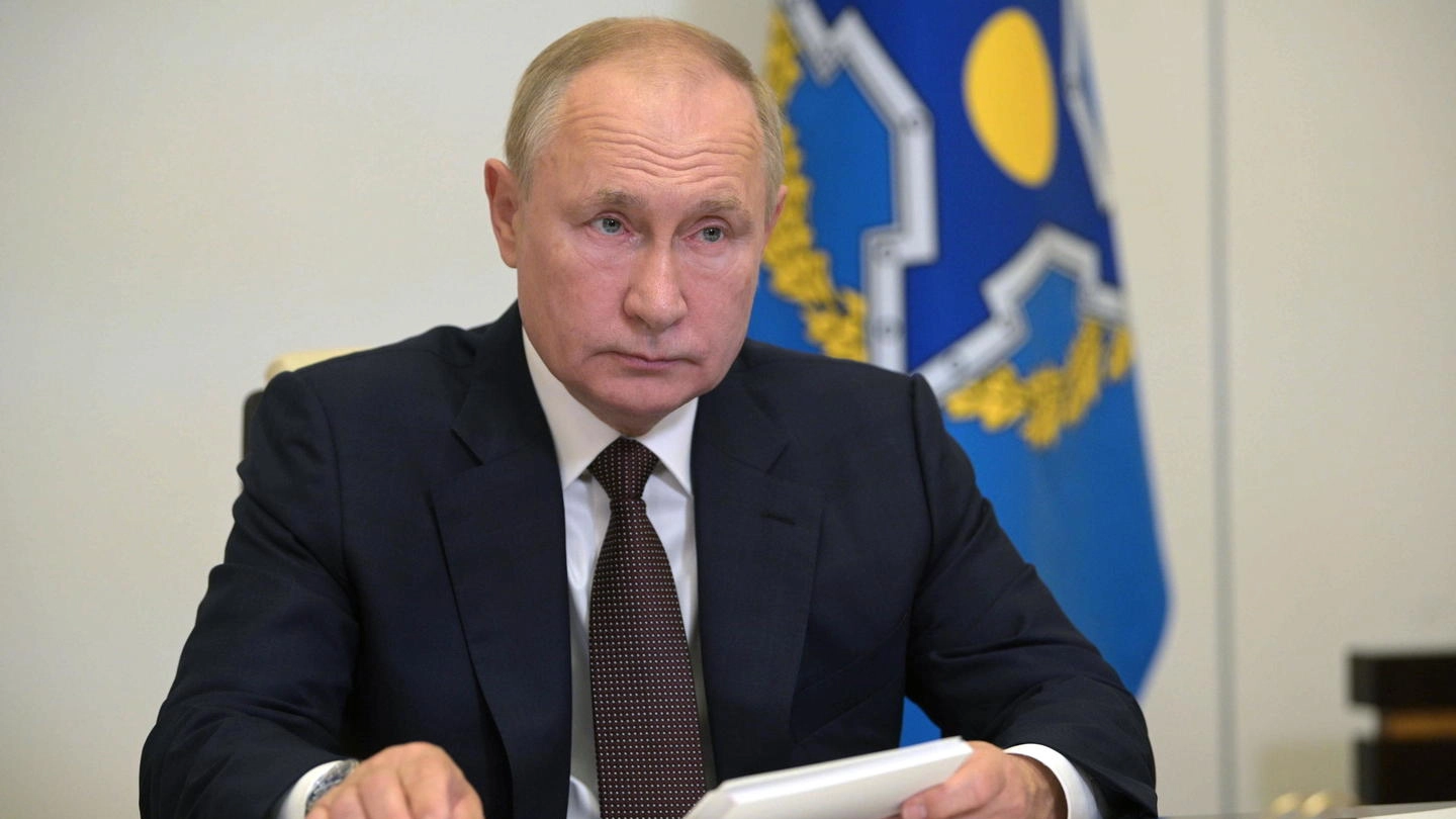 Covid, Putin rimarrà in isolamento per diversi giorni: contagiati decine di suoi contatti 