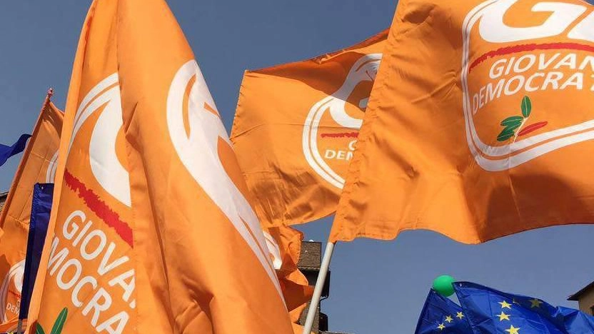 Bandiere arancioni al vento in una manifestazione dei Giovani democratici