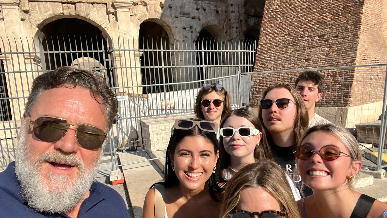 Russell Crowe, selfie al Colosseo (foto da Twitter)