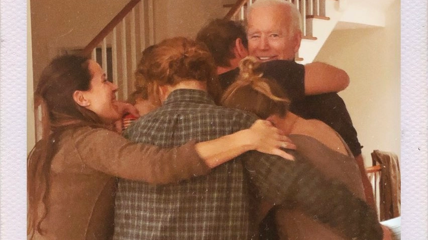 La nipote più grande, Naomi, su Twitter posta una foto scattata subito dopo la notizia della vittoria, che mostra il presidente sorridente abbracciato dai nipoti