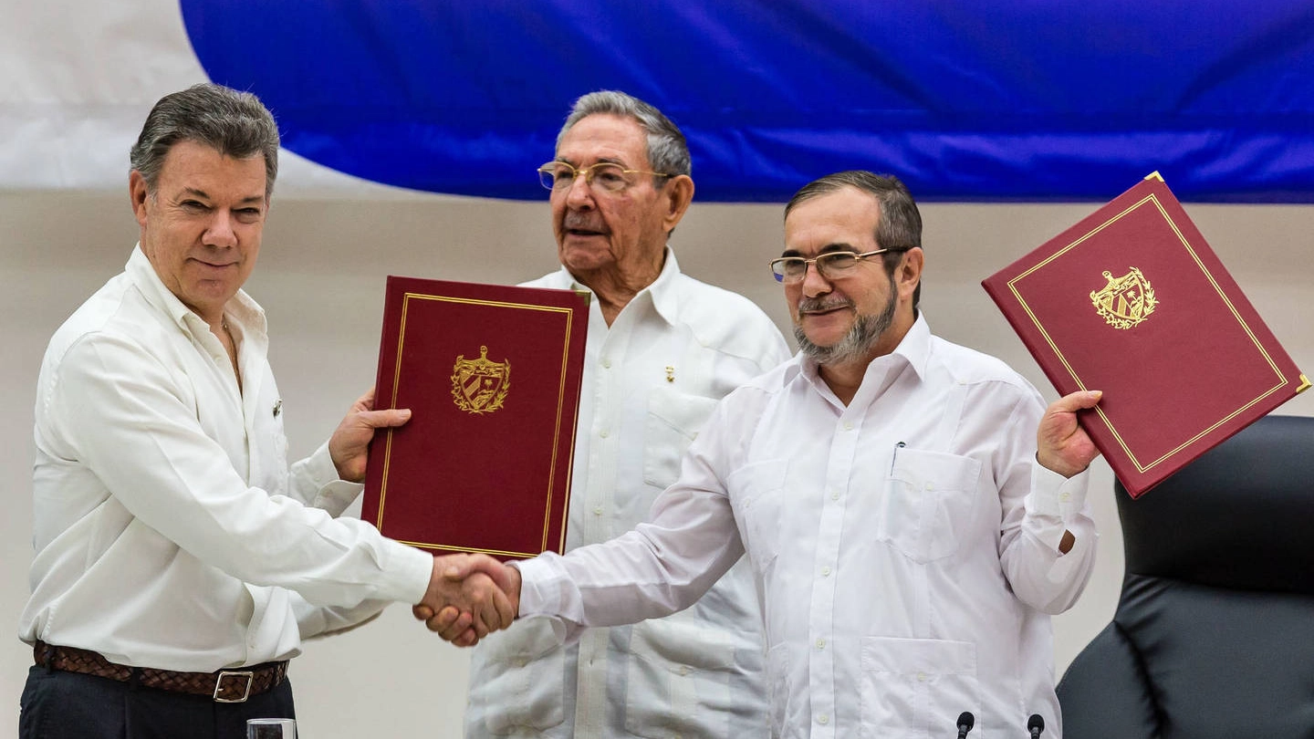 Il presidente colombiano Juan Manuel Santos e il comandante delle Farc a L'Avana (Olycom)