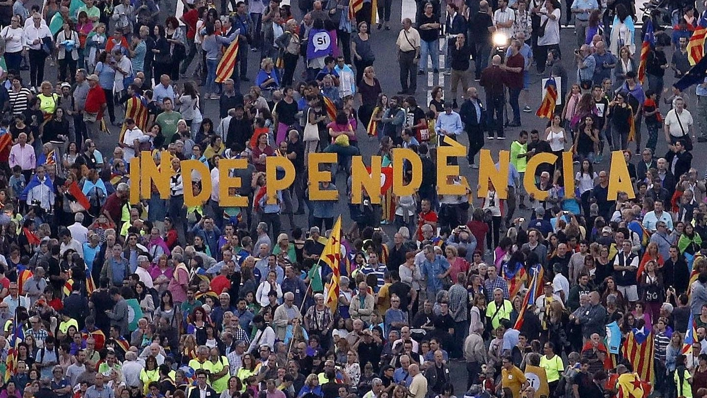 Catalogna, 80mila in piazza a Barcellona per il referendum (Ansa)